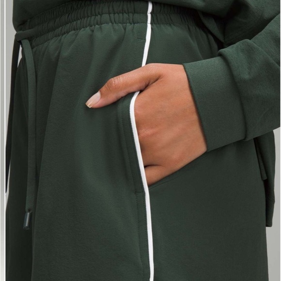 lululemon athletica Women's High-Rise Relaxed Shorts 3" - Green - Picture 3 of 4